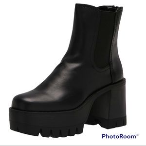Bnib Madden Girl zip up, chunky heel ankle boots